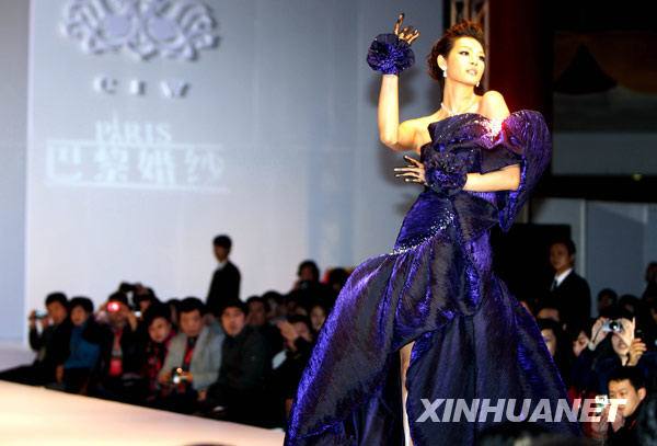 Известная тайваньская модель Линь Цзяци на Шанхайской свадебной ярмарке