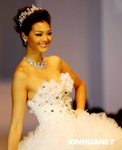 Известная тайваньская модель Линь Цзяци на Шанхайской свадебной ярмарке
