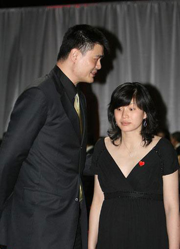 Яо Мин с беременной женой приняли участие в мероприятии команды «Рокетс»