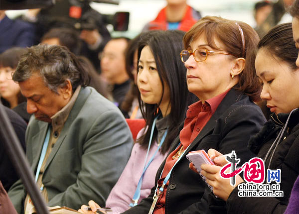 Внимательные иностранные журналисты, участвующие в освещении работы третьей сессии ВСНП и ВК НПКСК 11-го созыва 