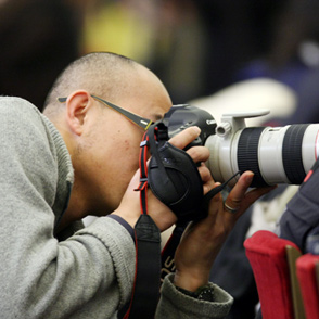 中国网摄影师正在捕捉精彩镜头