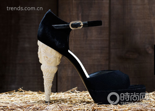 Элегантные туфли из соломы от бренда «Шанель» весенне-летнего сезона 2010 года 