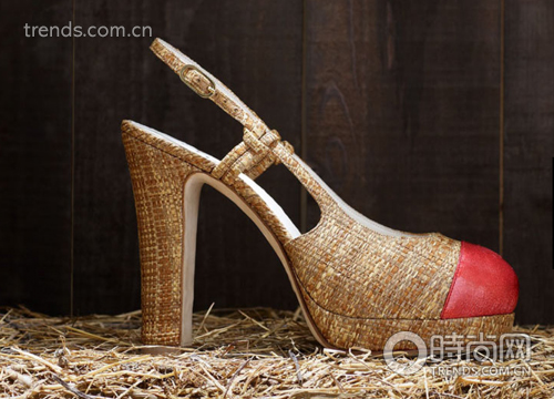 Элегантные туфли из соломы от бренда «Шанель» весенне-летнего сезона 2010 года 