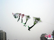В последние дни по мере наступления весны на улицах Пекина жители начинают запускать бумажных змеев. Красивый змей, танцующий над улицами города, привлекает взоры людей.