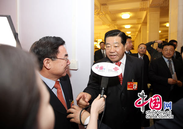Председатель ВК НПКСК Цзя Цинлинь навестил корреспондентов «Чжунгован», освещающих работу сессий2