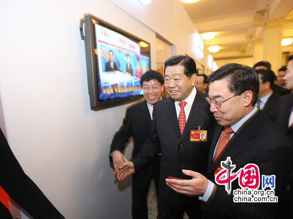 Председатель ВК НПКСК Цзя Цинлинь навестил корреспондентов «Чжунгован», освещающих работу сессий4