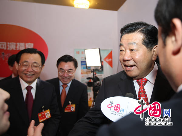 Председатель ВК НПКСК Цзя Цинлинь навестил корреспондентов «Чжунгован», освещающих работу сессий1