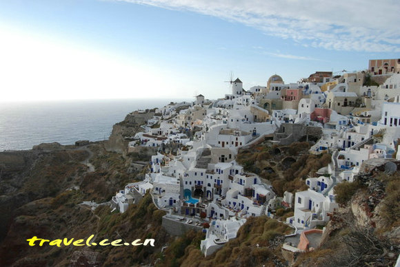Греция: белые домики, синее море и розовые цветы2