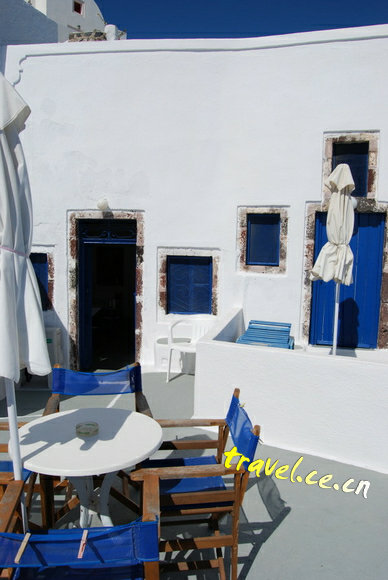 Греция: белые домики, синее море и розовые цветы3