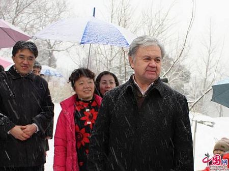 Церемония пересадки китайско-таджикистанских абрикосов дружбы и отмечание праздника «Навруз»