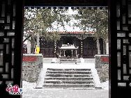 Храм Цышаньсы расположен на горе Тяньтайшань района Шицзиншань Пекина, поэтому также его называют храмом Тяньтай.