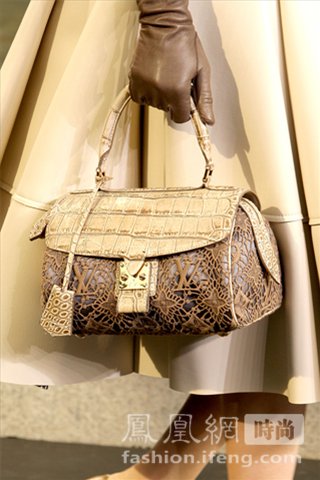 Коллекция женских сумок «Louis Vuitton» на неделе моды-2010 в Париже6