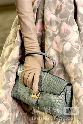 Коллекция женских сумок «Louis Vuitton» на неделе моды-2010 в Париже11