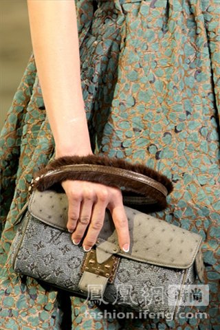 Коллекция женских сумок «Louis Vuitton» на неделе моды-2010 в Париже13