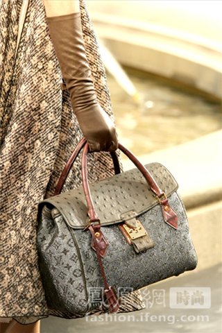 Коллекция женских сумок «Louis Vuitton» на неделе моды-2010 в Париже16