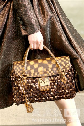 Коллекция женских сумок «Louis Vuitton» на неделе моды-2010 в Париже