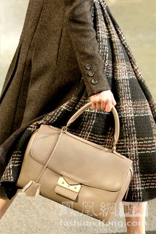 Коллекция женских сумок «Louis Vuitton» на неделе моды-2010 в Париже10