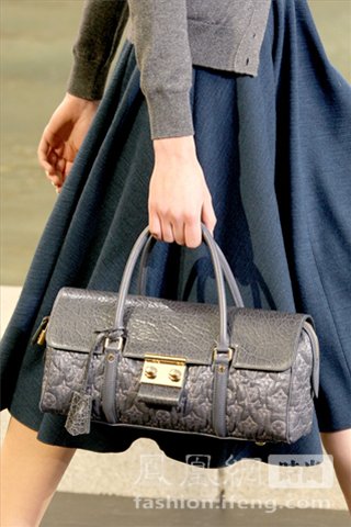 Коллекция женских сумок «Louis Vuitton» на неделе моды-2010 в Париже21