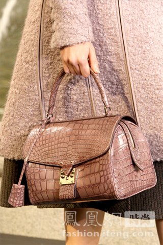 Коллекция женских сумок «Louis Vuitton» на неделе моды-2010 в Париже22