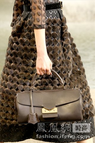 Коллекция женских сумок «Louis Vuitton» на неделе моды-2010 в Париже23