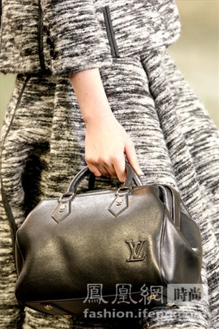 Коллекция женских сумок «Louis Vuitton» на неделе моды-2010 в Париже14