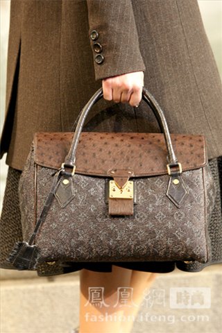 Коллекция женских сумок «Louis Vuitton» на неделе моды-2010 в Париже25