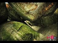 Горный хребет Дуншань находится в 3 километрах восточнее поселка Ваньчэн города Ваньнин провинции Хайнань. Он известен наскальными изображениями и многочисленными буддийскими храмами. Самый древний буддийский храм принадлежит к эпохе правления династии Тан.