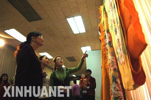 В Алматы открылась выставка 'По следам Шелкового пути -- шелковое искусство Китая'