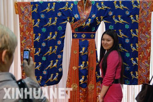 В Алматы открылась выставка 'По следам Шелкового пути -- шелковое искусство Китая'