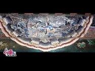 Общая длина галереи в известном парке Ихэюань (бывший Летний императорский дворец) составляет 728 метров, она является длиннейшим сооружением подобного рода в мире. Его украшают 14000 цветных картин. 