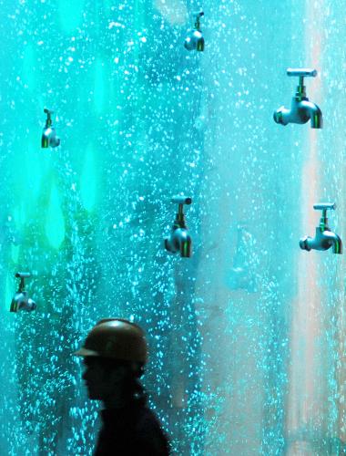 На фото: экспонат «Капли воды» в павильоне Вселенной тематического павильона ЭКСПО-2010 в Шанхае.