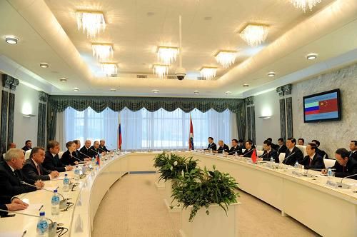 На встрече с губернатором Приморского края РФ Си Цзиньпин подчеркнул необходимость продвижения углубленного развития межрегионального сотрудничества между Китаем и Россией