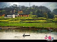 Красивая река Синьаньцзян в древнем поселке Си провинции Аньхой 