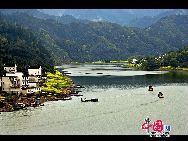 Красивая река Синьаньцзян в древнем поселке Си провинции Аньхой 