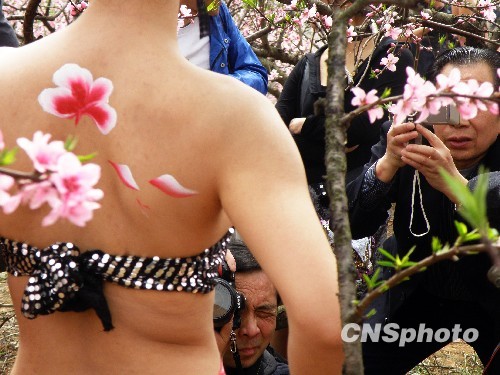 Прекрасная живопись на женском теле украшает Фестиваль цветов персика2