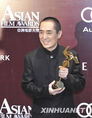 На фото: режиссер Чжан Имоу получил награду за выдающийся вклад в развитие азиатского кино (22 марта 2010 года).
