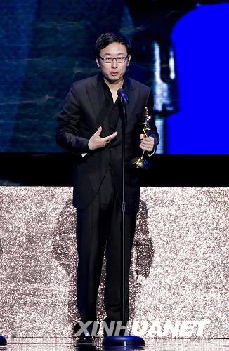 На фото: на церемонии вручения наград режиссер Лу Чуань, получивший награду в номинации «Лучший режиссер», выступил с благодарственной речью (22 марта 2010 года).