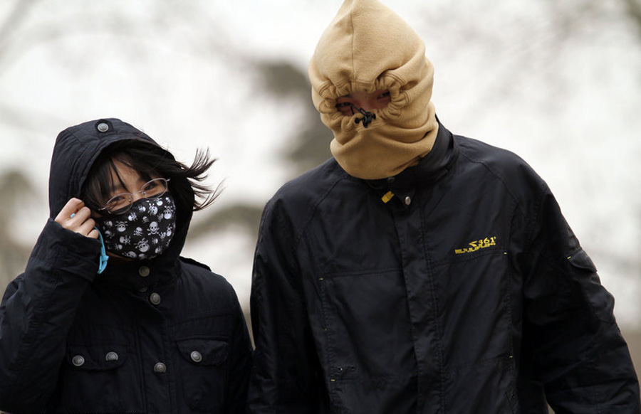 Китайцы вооружены до зубов для защиты от пылевой бури 6