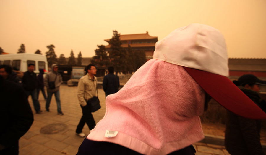 Китайцы вооружены до зубов для защиты от пылевой бури 7