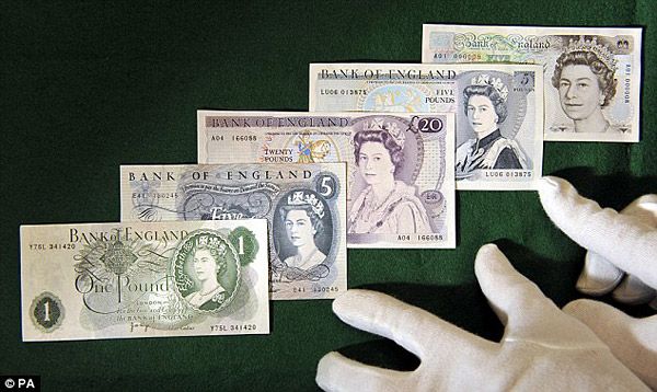 Внешность королевы Великобритании изменяется на фунтах