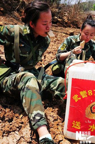 Трогательные мгновения женщин-солдат в борьбе с засухой в провинции Юньнань