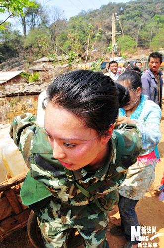 Трогательные мгновения женщин-солдат в борьбе с засухой в провинции Юньнань