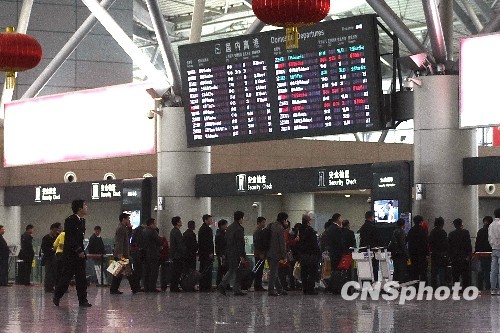 25 марта 2010 года из-за открытия высокоскоростной железной дороги Чжэнчжоу-Сиань авиарейсы по этому маршруту начали испытывать убытки, в результате чего они даже были прекращены.