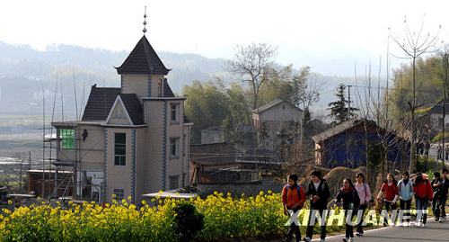 Прекрасные весенние пейзажи в горах Дабьешань на территории провинции Аньхой 