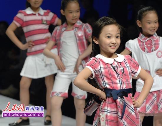 Линь Мяокэ в новой коллекции детской одежды