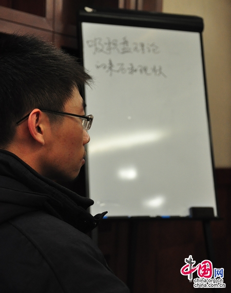 Китайские студенты внимательно слушают рассказ об истории теории аккреционных дисков.