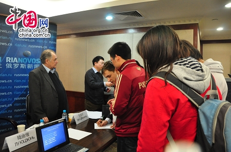 Китайские студенты обмениваются мнениями с учеными.