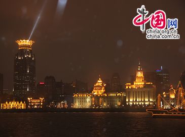 Чарующий вид Шанхая в дождливую ночь