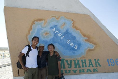Гу Юе и Лю Чан в Муйнаке Узбекистана