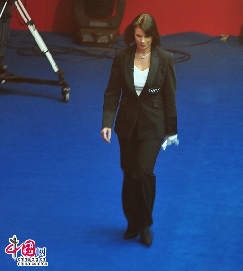 Красивая женщина-судья на Открытом чемпионате Китая по снукеру-201012